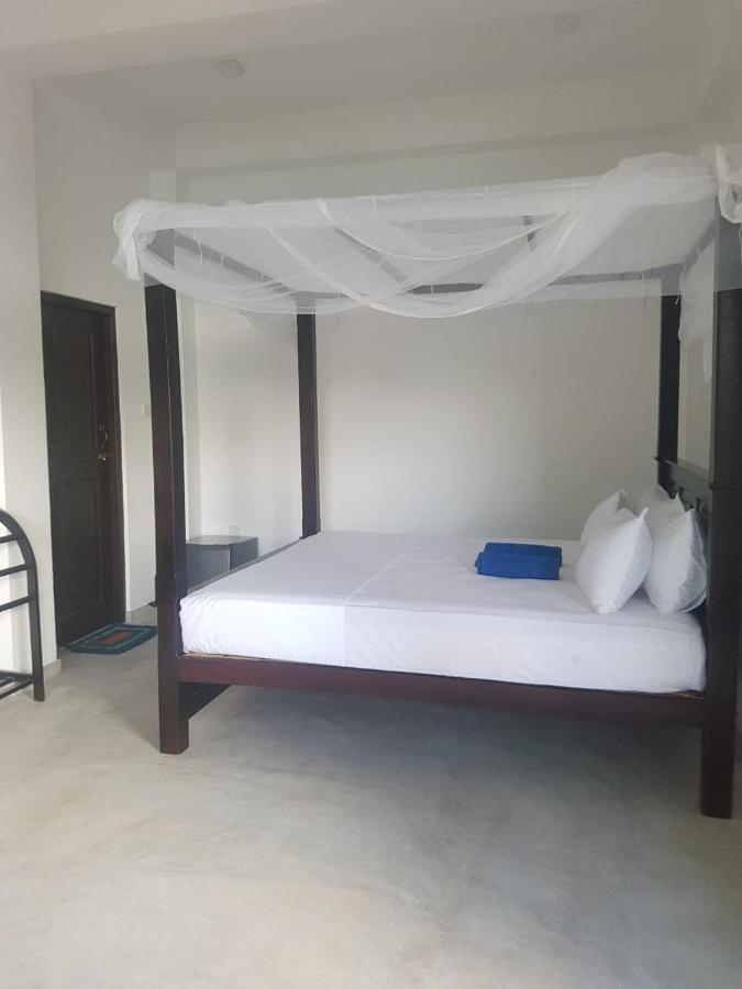 Hotel Waves Hiri Dikwella Esterno foto