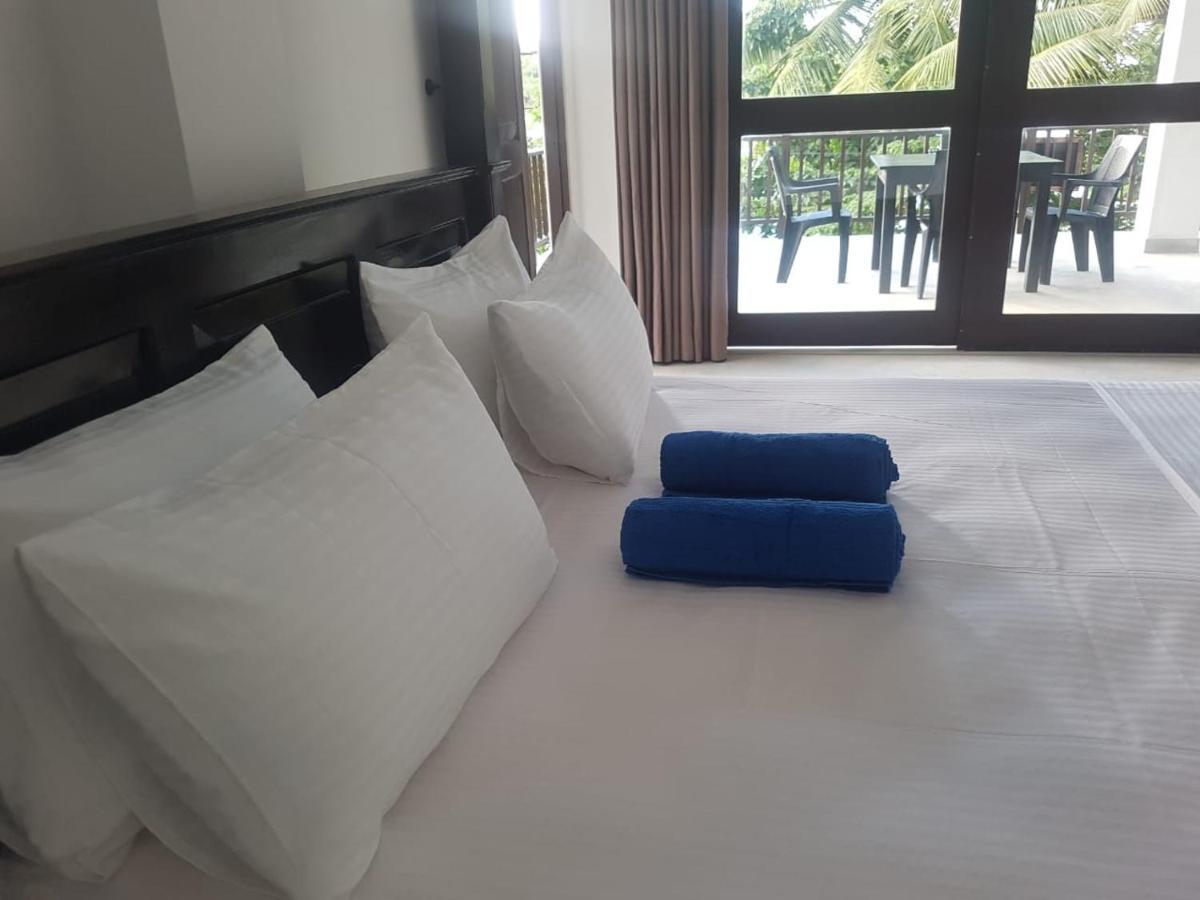 Hotel Waves Hiri Dikwella Esterno foto
