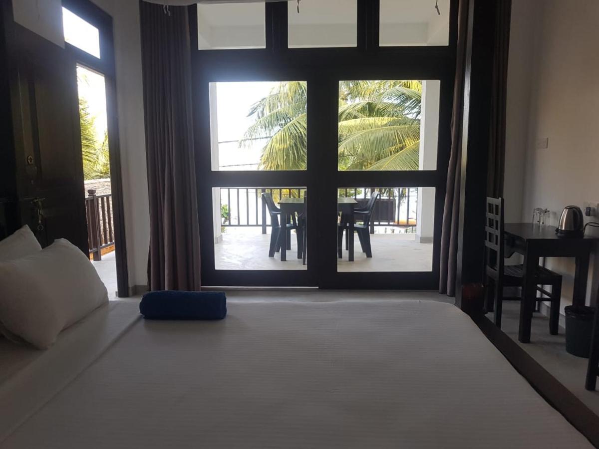 Hotel Waves Hiri Dikwella Esterno foto