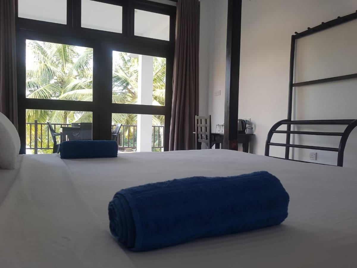 Hotel Waves Hiri Dikwella Esterno foto