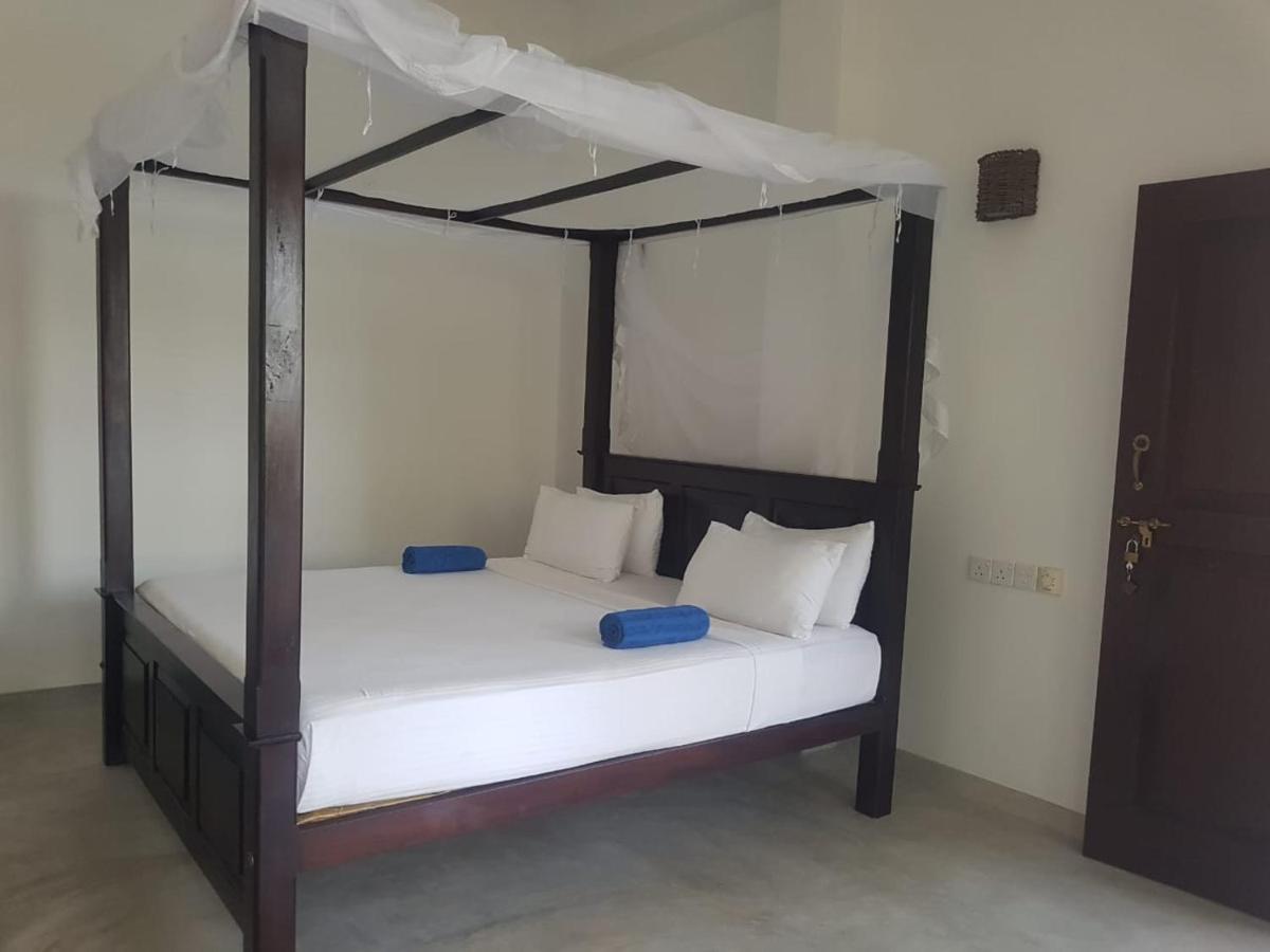 Hotel Waves Hiri Dikwella Esterno foto